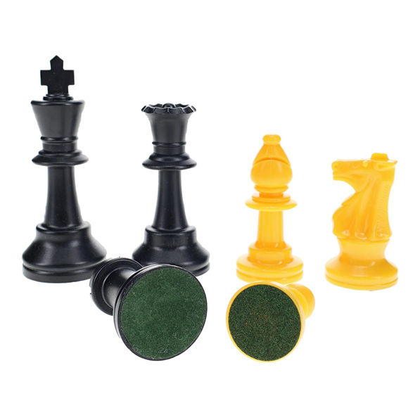 Piezas de ajedrez negras y amarillas tipo Staunton.