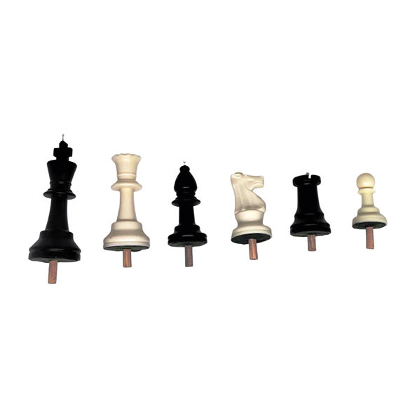 Piezas de ajedrez adaptadas para discapacidad visual con identificación táctil.