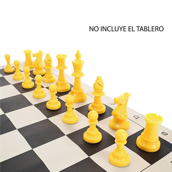 Miniatura: Piezas de ajedrez amarillas colocadas sobre tablero de ajedrez en posición inicial.