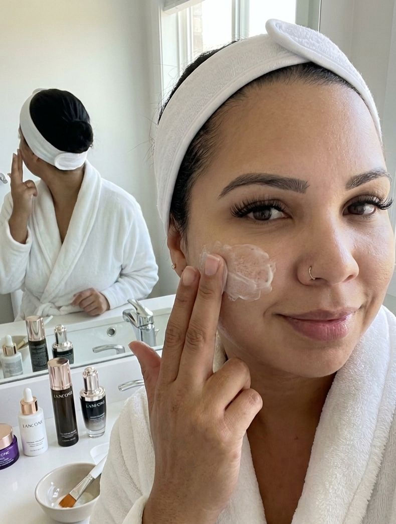 Mulher fazendo skincare no banheiro