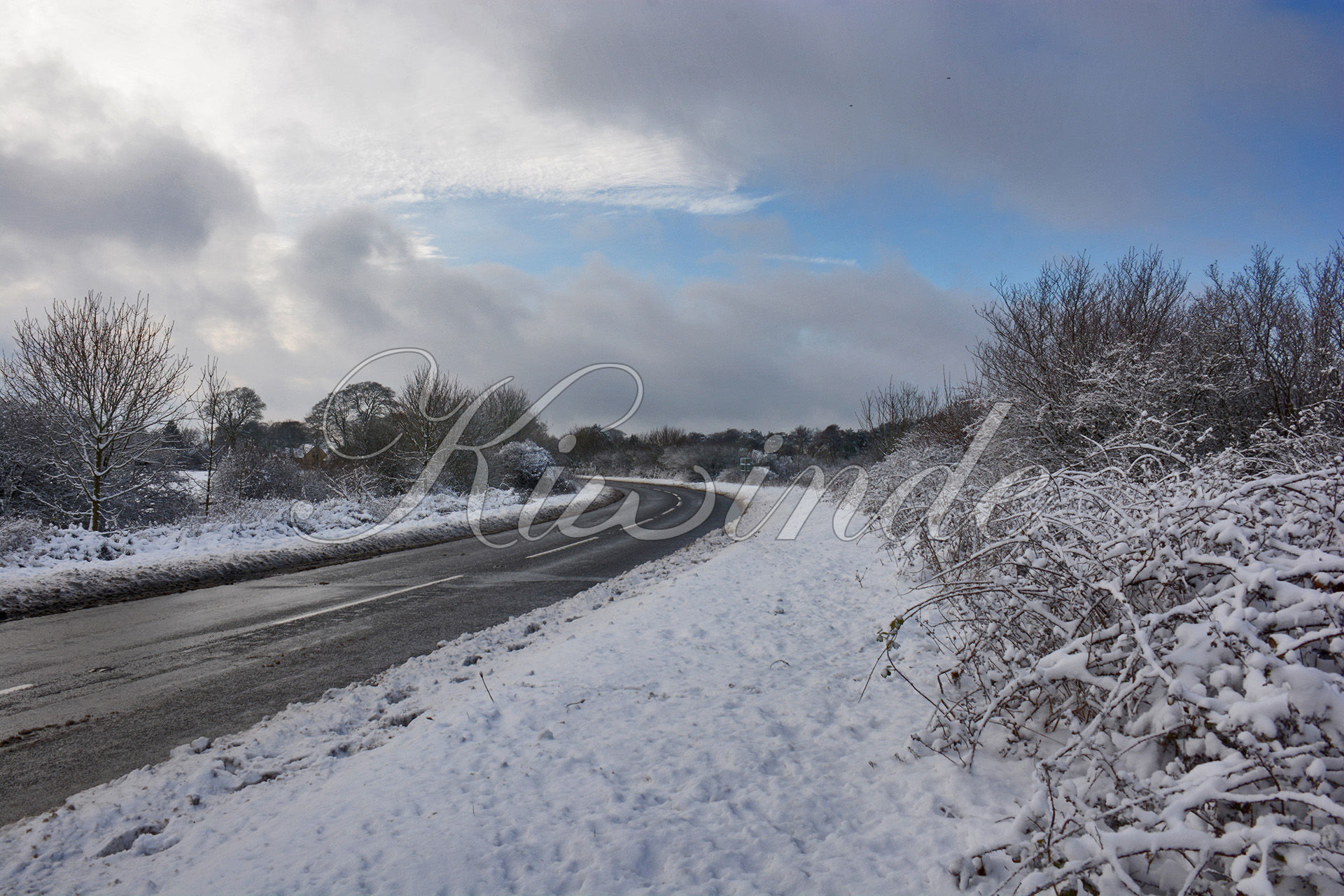 Carretera nevada cerca de Chippenham (Wiltshire, UK)