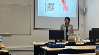 Coordenadora do NetLab UFRJ apresenta pesquisa sobre estratégias discursivas da manosfera em conferência em Lisboa 