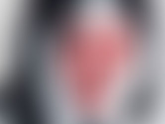 Mulher segurando a cabeça com letreiro em vermelho no rosto que diz: Who are you?