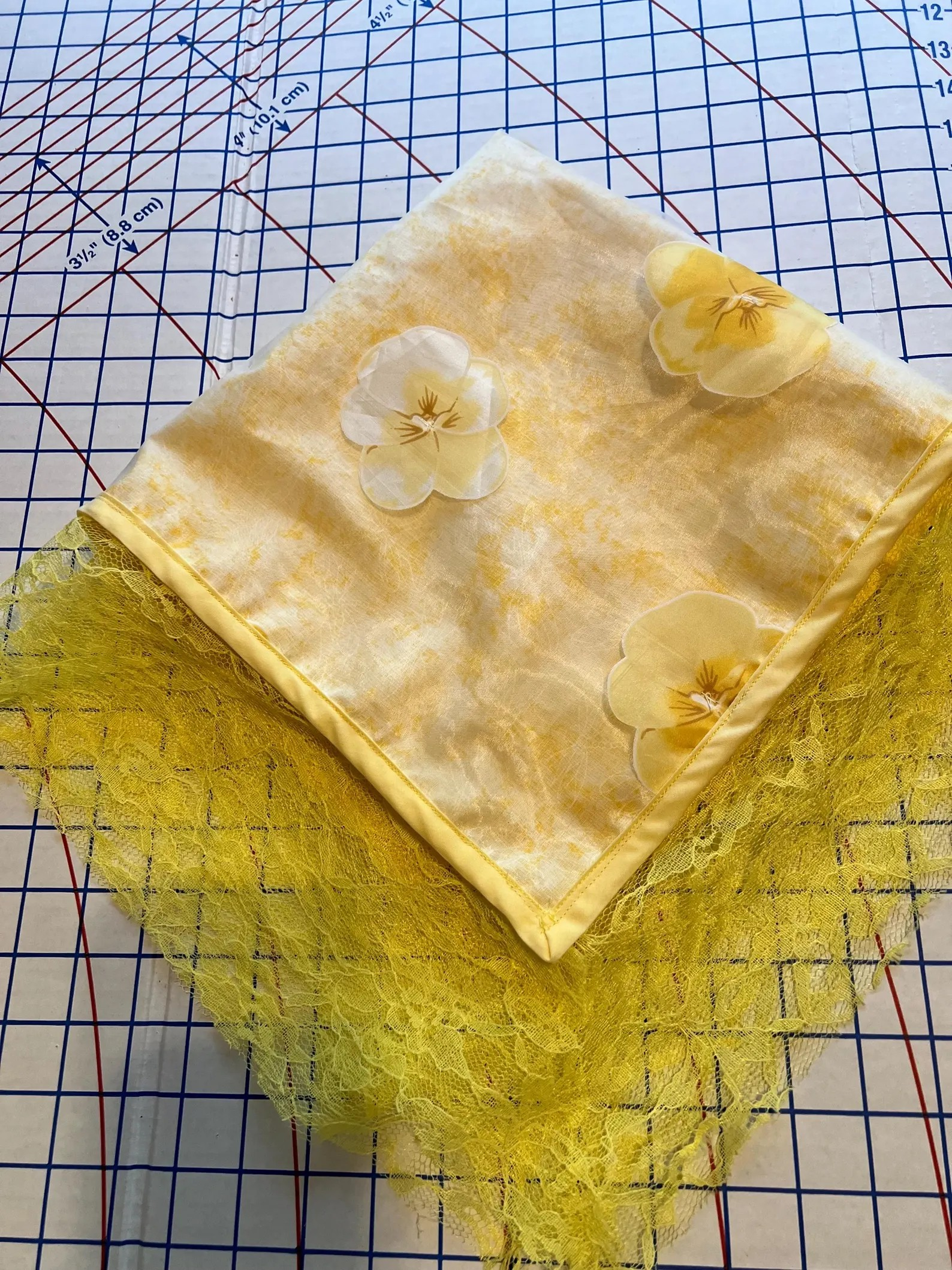 Yellow Chiffon Lap Covering with Lace: 22x22 Double Sided