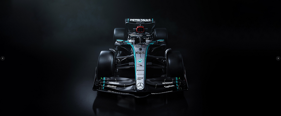 Un coche de carreras Mercedes negro y plateado sobre un fondo oscuro.