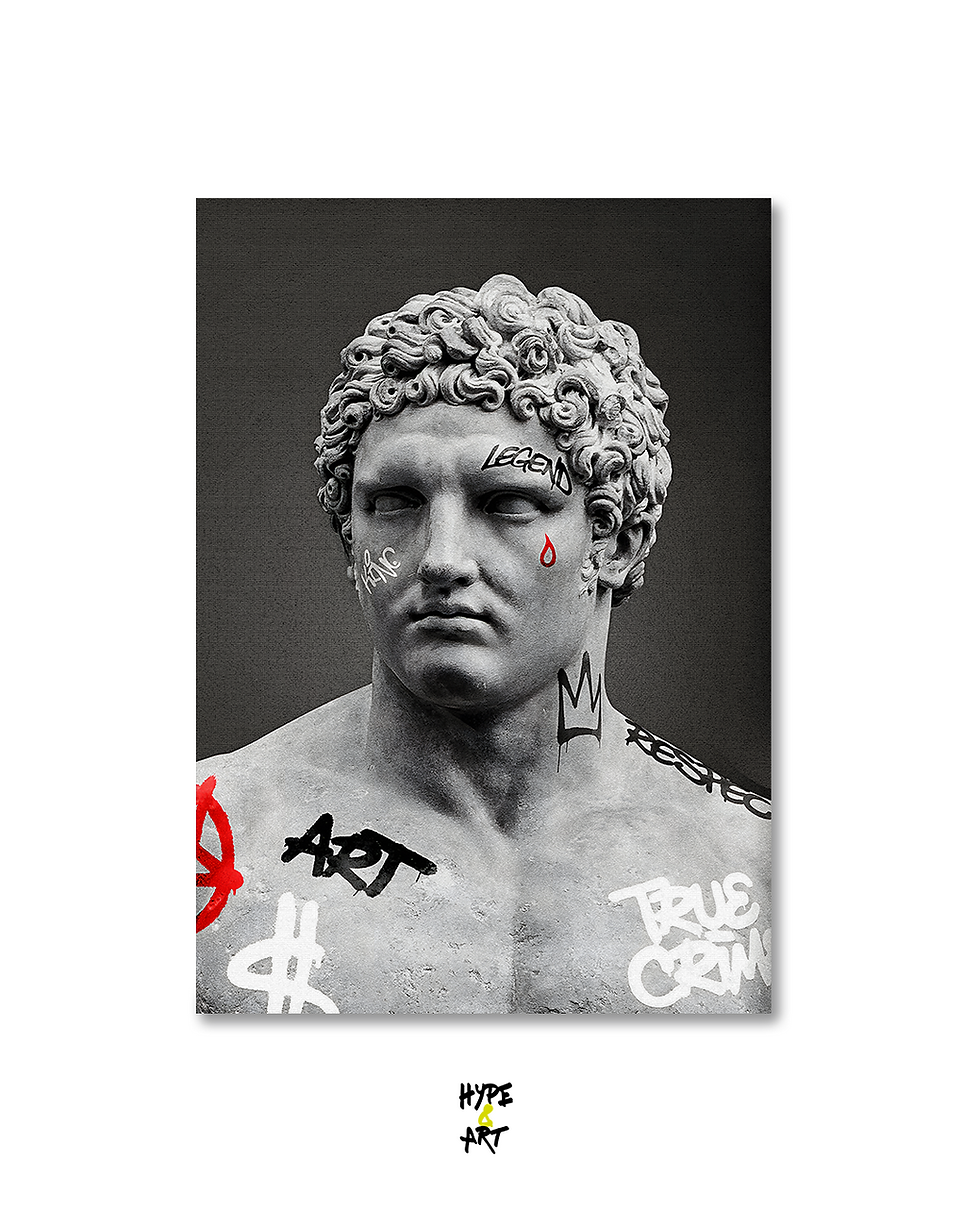 Retrato de estatua con tatuajes y grafitis, texto 'TRUE CREW' y 'ART'.