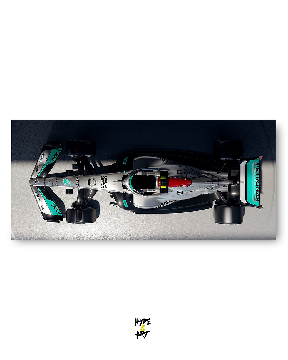 Vista superior del coche de carreras plateado, detalles y diseño aerodinámico en pista.