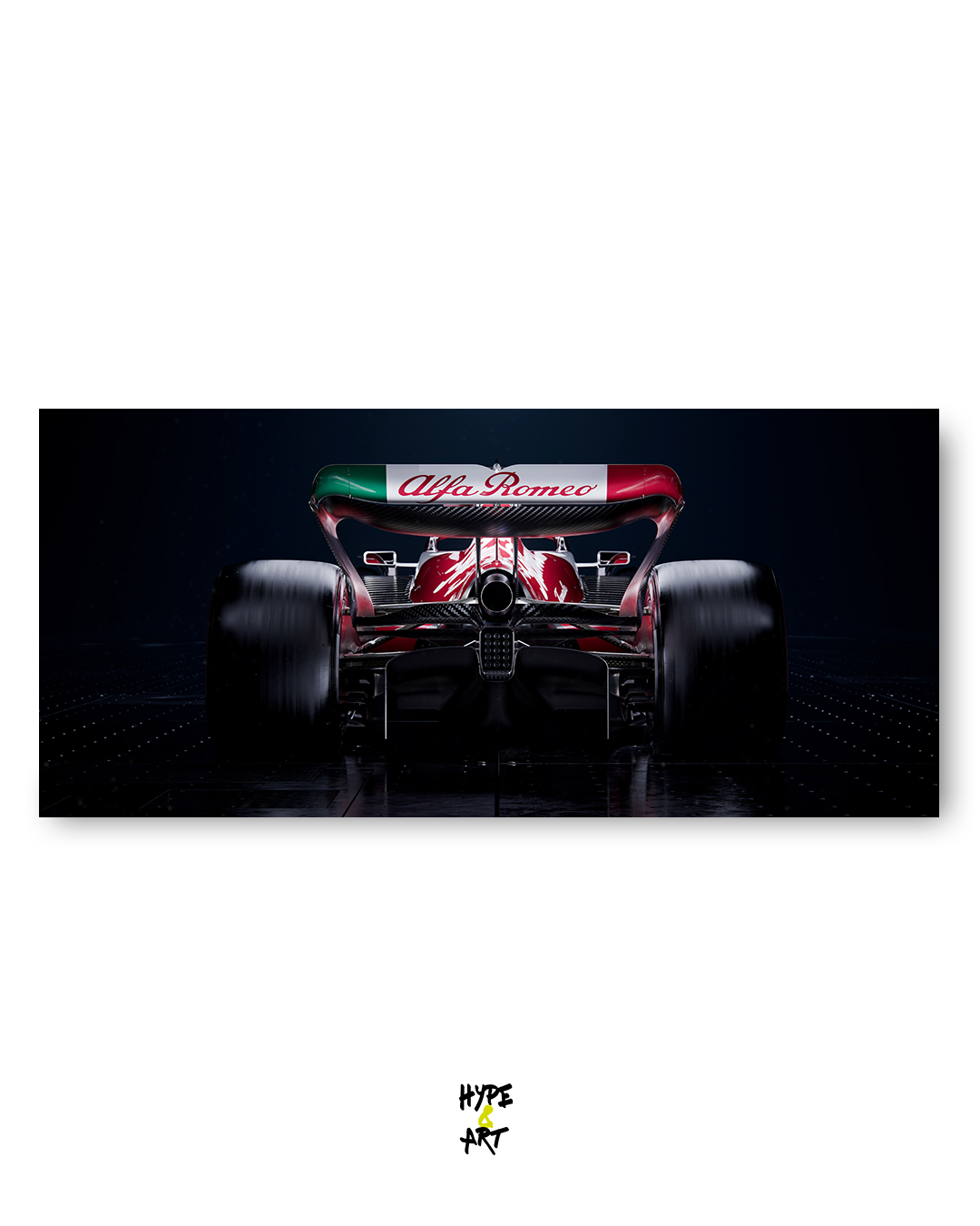 Vista trasera del coche de carreras con la bandera italiana en la parte trasera.