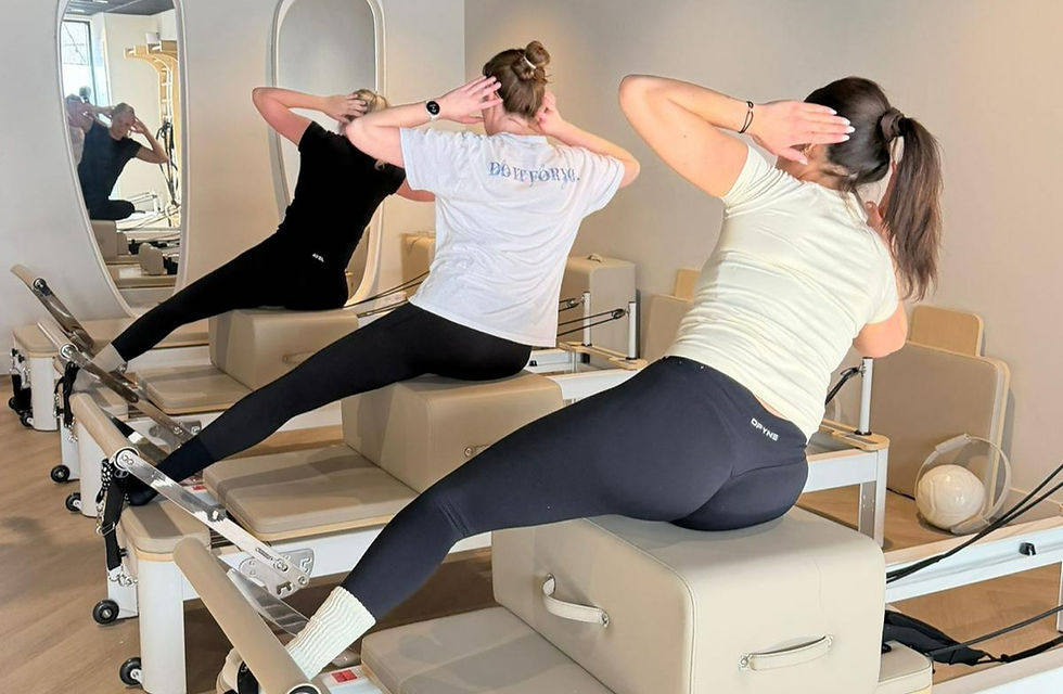 Blijf fit tijdens je zwangerschap en herstel sneller na de bevalling met Reformer Pilates. Ontdek de voordelen van pre- en postnatale training bij Fit by Wilma.