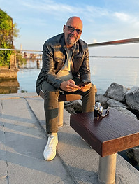 Oliver Rendel, Unternehmer und Business Coach aus Linz, im Freien bei Sonnenuntergang
