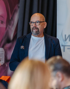 Oliver Rendel spricht vor einer Gruppe, Business Coach und Keynote-Speaker, Linz