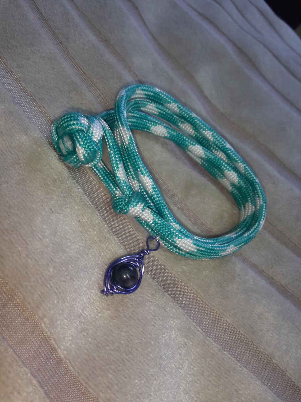 Miniatura: Pulsera en paracord con dijes variados