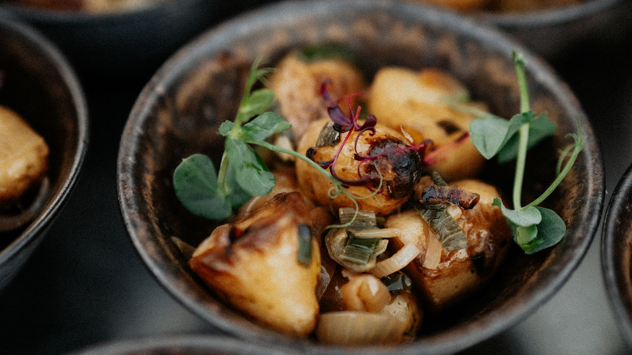 Stilvoll angerichtete Apéro-Häppchen auf einem Catering-Buffet bei einem Firmenevent in Basel mit hochwertigen Zutaten und moderner Präsentation.