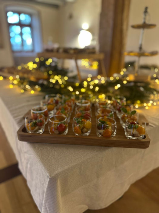 Stilvoll angerichtete Apéro-Häppchen auf einem Catering-Buffet bei einem Firmenevent in Basel mit hochwertigen Zutaten und moderner Präsentation.