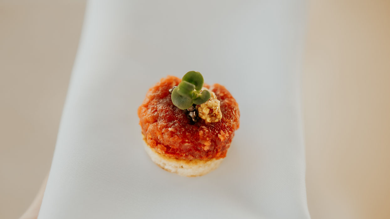 Stilvoll angerichtete Apéro-Häppchen auf einem Catering-Buffet bei einem Firmenevent in Basel mit hochwertigen Zutaten und moderner Präsentation.