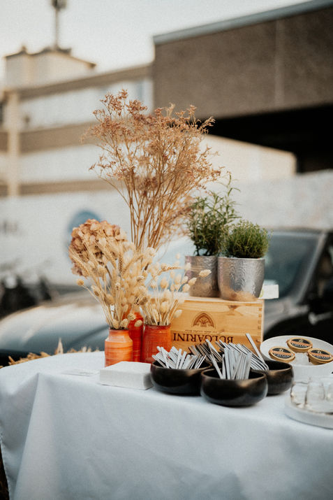 Stilvoll angerichtete Apéro-Häppchen auf einem Catering-Buffet bei einem Firmenevent in Basel mit hochwertigen Zutaten und moderner Präsentation.