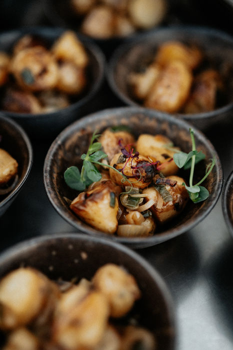Stilvoll angerichtete Apéro-Häppchen auf einem Catering-Buffet bei einem Firmenevent in Basel mit hochwertigen Zutaten und moderner Präsentation.