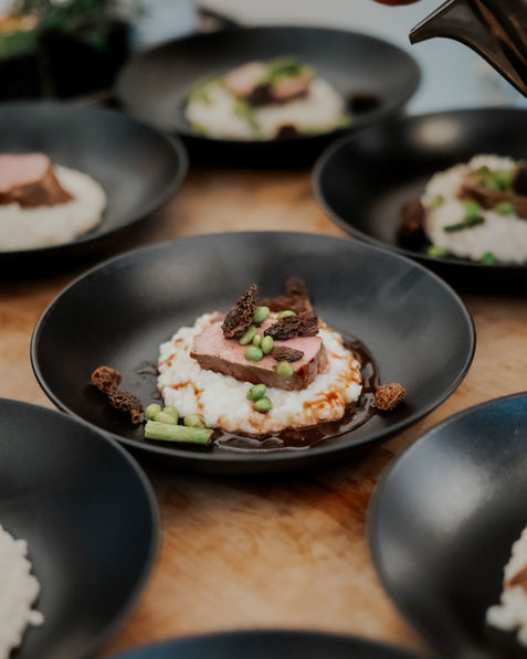 Stilvoll angerichtete Apéro-Häppchen auf einem Catering-Buffet bei einem Firmenevent in Basel mit hochwertigen Zutaten und moderner Präsentation.Catering-Buffet bei einem Firmenevent in Basel mit hochwertigen Zutaten und moderner Präsentation.