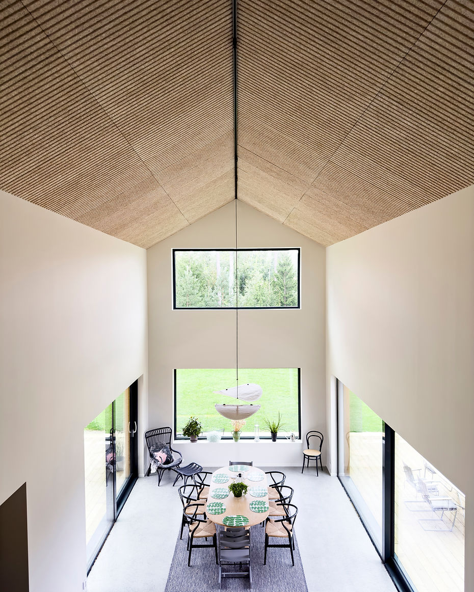 Invändig bild på utsikten från den invändiga balkongen och utsikten över det sociala rummet