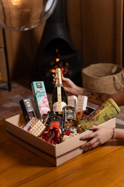 Cestas de presente com produtos importados — entrega em Curitiba e envio para todo o Brasil