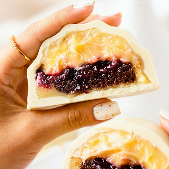 
OVO DE CORTE CACAU FRANUÍ SUPER RECHEADO COM GELEIA DE MORANGO E CHOCOLATE BRANCO DA CWBROWNERIE