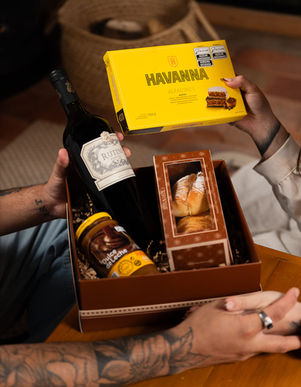 Cesta com vinho argentino e doces clássicos — alfajor Havanna e doce de leite (entrega em Curitiba/RMC)