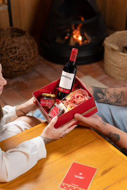 Cesta com vinho e petiscos artesanais — entrega em Curitiba e Região Metropolitana