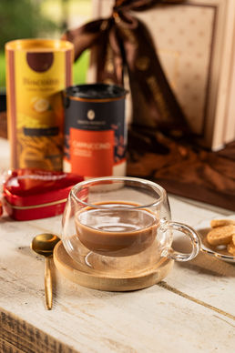 Detalhe da Box Clara — lata coração Lindt, biscoito e cappuccino