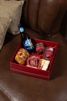 Kit cerveja com focaccia, queijos, charcutaria e brownie — presente artesanal em Curitiba/RMC