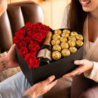 Box Amor da CWBrownerie, composta por caixa coração preta, mini espumante Chandon, Ferrero Rocher e rosas vermelhas infinitas.