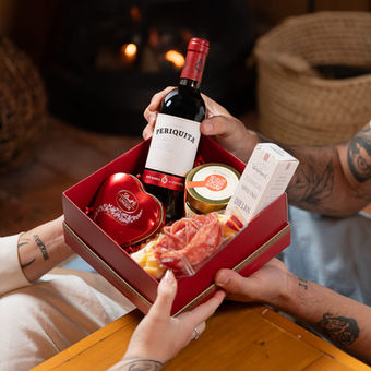 Cesta de bebidas com espumante e snacks selecionados Curitiba presente premium