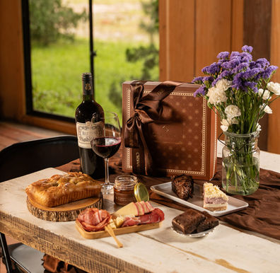Presente com vinho, queijos, charcutaria, focaccia e doces — curadoria premium em Curitiba/RMC