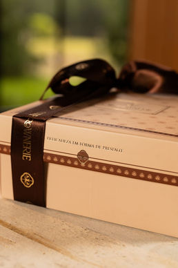 Detalhe da Box Clara — lata coração Lindt, biscoito e cappuccino