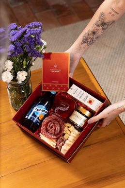 Kit cerveja para presentear — charcutaria, queijos e chocolate premium (entrega local)