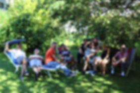 fast das ganze Team am sich vorbereiten für Teamfoto, jeder ist noch mit sich beschäftigt um sich richtig hinzustellen, Hintergrund alte Fabrikbacksteinwand