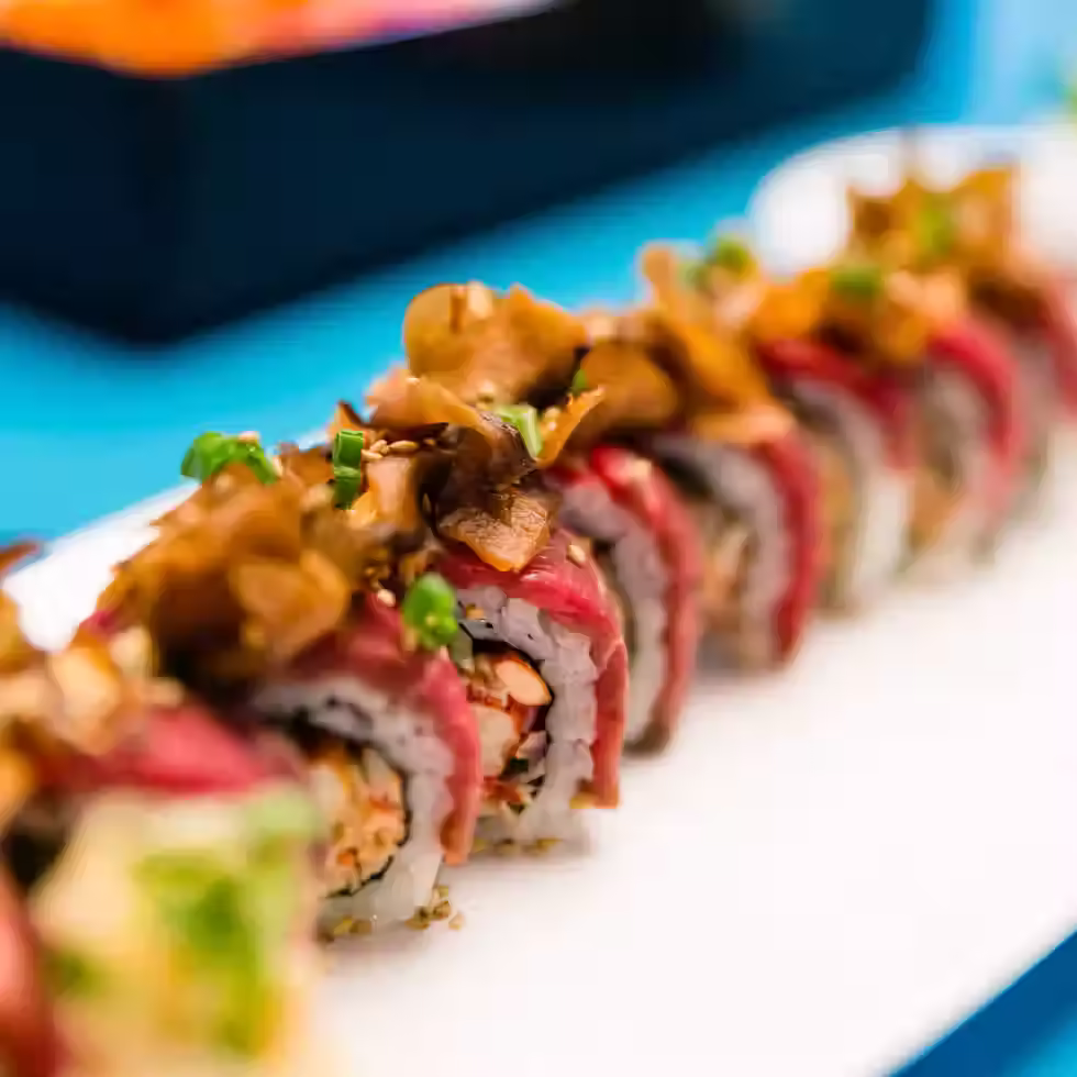If you’re hitting Universal Orlando and skipping CityWalk food… you’re missing HALF the experience. CityWalk is packed with some of the best dining in Orlando — from over-the-top burgers to high-end sushi and immersive restaurants. But not every spot is worth your time. So we’re breaking down the BEST restaurants at CityWalk, what to order, and how to move like a pro — Disney Food Blog style with BIG DAWG energy.