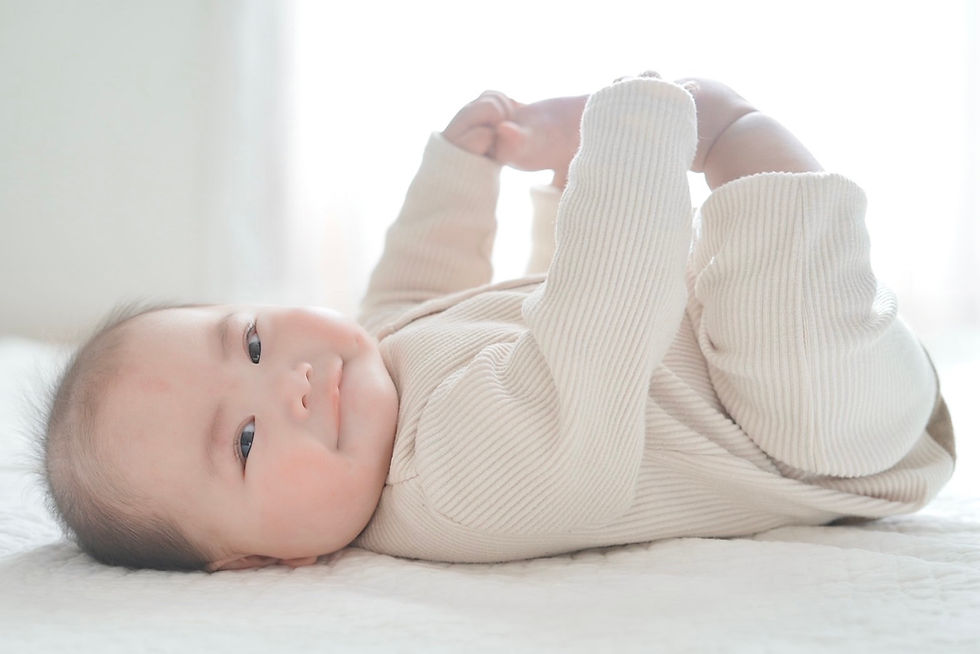 ベビーマッサージを楽しむ赤ちゃん