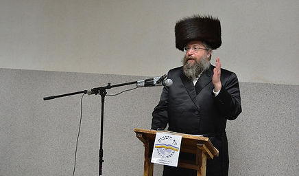 Rabbi Brudny addressing the misayemim
