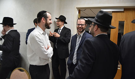 Rabbi Brudny addressing the misayemim