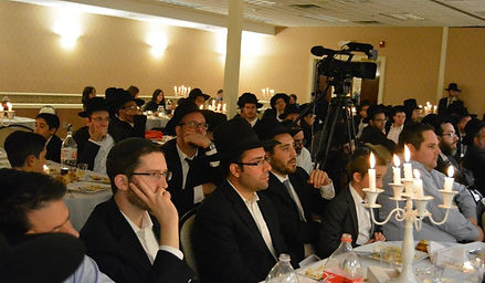 Rabbi Brudny addressing the misayemim