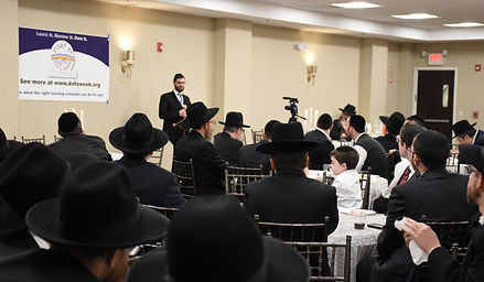 Rabbi Brudny addressing the misayemim