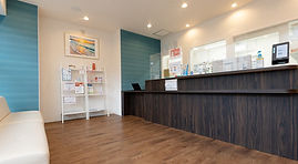 おうじ薬局の待合室（明るく清潔感のある内装）