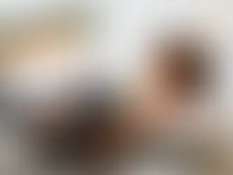 Emprendedor frente al ordenador mientras un asistente de AI Shopping analiza ofertas del Amazon Black Friday