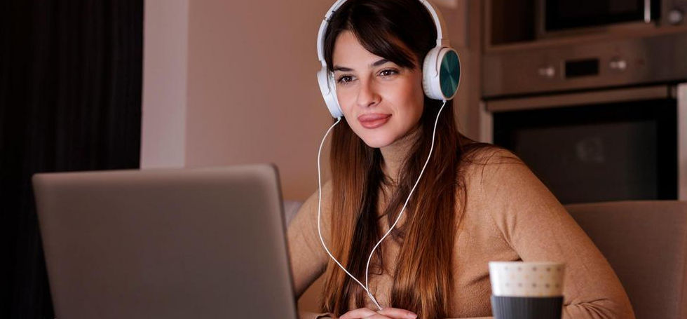 Chica con cascos de sonido en una clase del curso amazon fba 360 pro de como vender en amazon