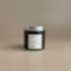 Vela aromática Ámbar S de DEVELAS Montevideo en envase minimalista, hecha con cera de soja 100% natural