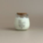 Vela de soja natural grande de 250g en frasco de vidrio con tapa de corcho encendida decorando un ambiente cálido