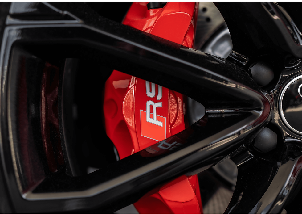 Nahaufnahme einer schwarzen Alufelge mit einem sportlichen, rot lackierten Bremssattel samt RS-Schriftzug.png