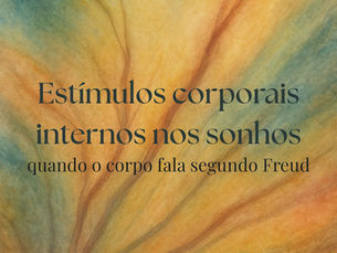 Ilustração aquarelada e onírica do blog da psicanalista Jéssica Domingues para o texto Estímulos corporais internos nos sonhos: quando o corpo fala segundo Freud. A imagem em tons azul-violeta e dourado mostra véus translúcidos e ramificações abstratas que emergem e se dissolvem no fundo, evocando o corpo que sonha a partir de dentro. Estilo etéreo e poético, continuidade da série A Interpretação dos Sonhos.