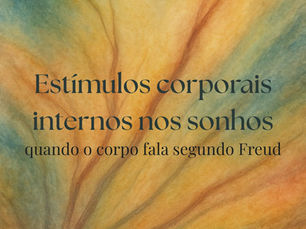 Ilustração aquarelada e onírica do blog da psicanalista Jéssica Domingues para o texto Estímulos corporais internos nos sonhos: quando o corpo fala segundo Freud. A imagem em tons azul-violeta e dourado mostra véus translúcidos e ramificações abstratas que emergem e se dissolvem no fundo, evocando o corpo que sonha a partir de dentro. Estilo etéreo e poético, continuidade da série A Interpretação dos Sonhos.