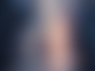 Texto “Sonho de nudez em Freud: vergonha e exibição”, do blog da psicanalista Jéssica Domingues. Imagem vertical abstrata em tons azulados e dourados, com uma silhueta humana difusa no centro cercada por presenças nebulosas e indistintas em atmosfera onírica.